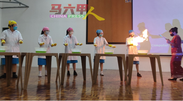 郭贞莹（右）主持别开生面的科学、科技、工程及数学月推介礼。
