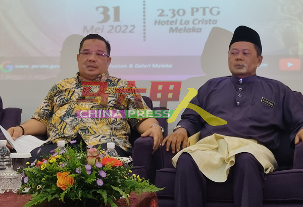 阿克拉慕丁（左）发布2022年马六甲传统美食节的记者会，右为莫哈末纳斯鲁丁。