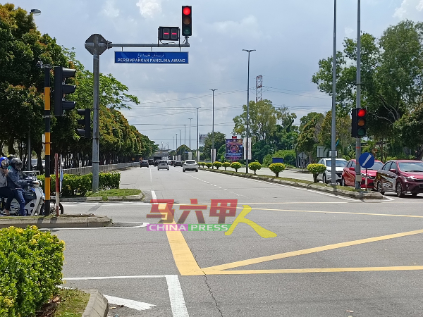 短短500公尺内就有三个红绿灯，一些马六甲民众调侃这是马六甲的特色。
