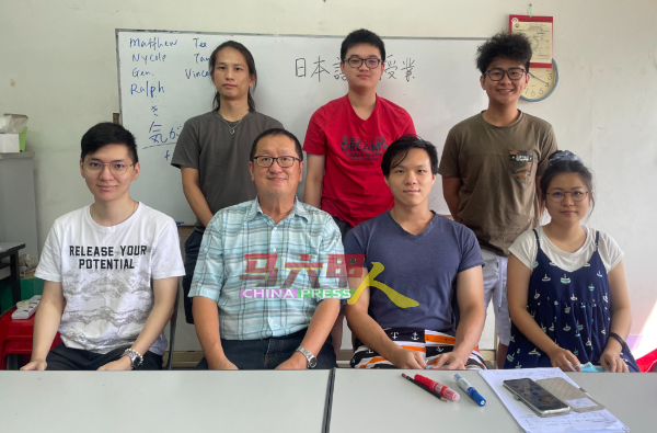 杨运洲（坐者左2）与日文班学生。