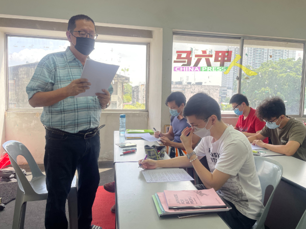 除了教导日文，杨运洲在课堂上也和学生们分享不少日本文化习俗。