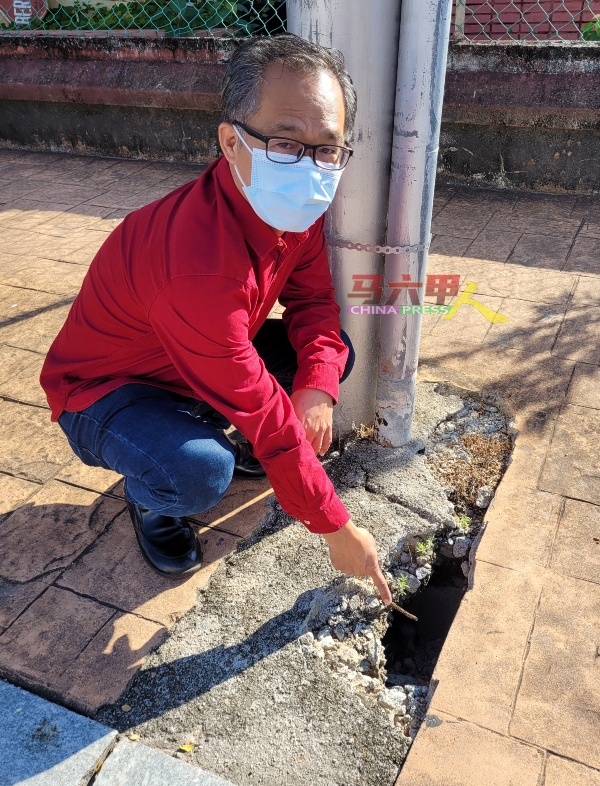 刘志俍担心人行道的坑洞，将威胁游客及行人安全。