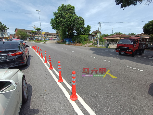 ■靠近红绿灯的甘榜武吉峇汝达兰路口，已增设障碍物禁止驾车人士右转。