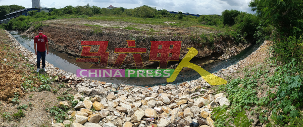 郭子毅巡视频出现土崩的武吉波浪河。