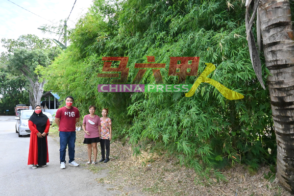 爱丽丝（左起）、郭子毅、黄月珠及李运萍希望当局在河畔的路旁，兴建护栏。