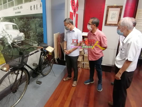 邱培栋（左起）与刘志俍参观沈慕羽于1960年代，曾经使用过的脚车。右是沈墨义。