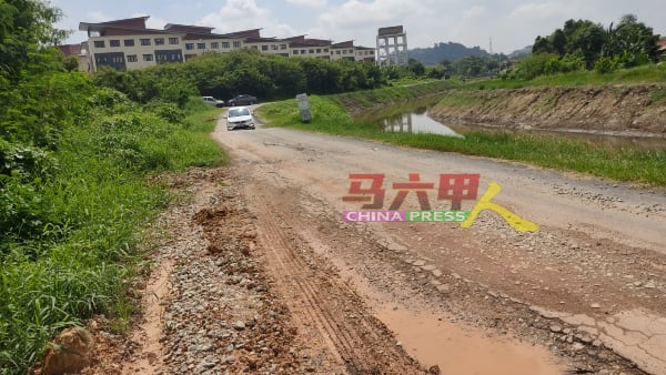 除了下陷，沿河路段布满沙石。