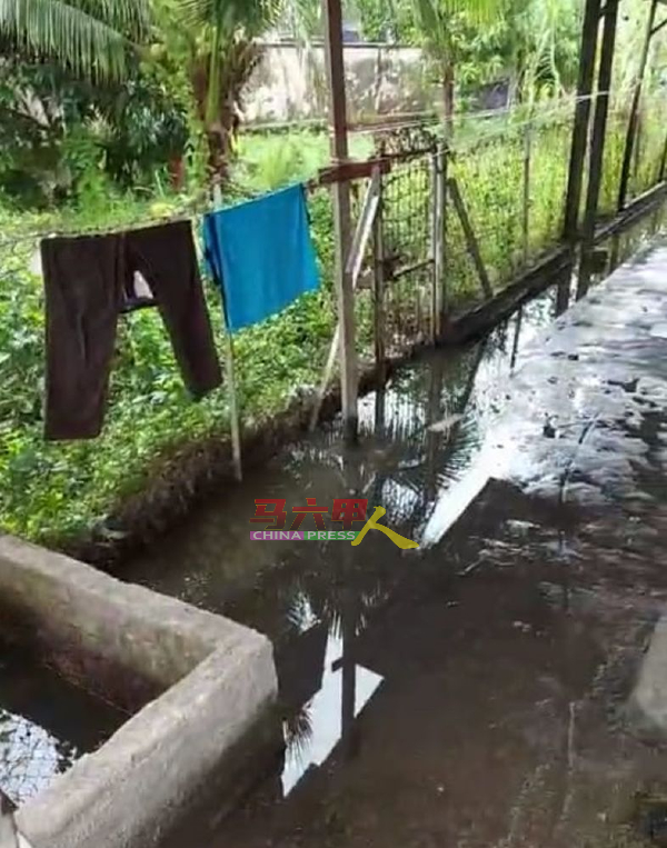 沟水排不出，导致居民住家淹水。