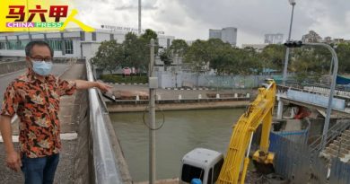 甲水利局清理马六甲河 挖掘泥泞堆积岸边空地