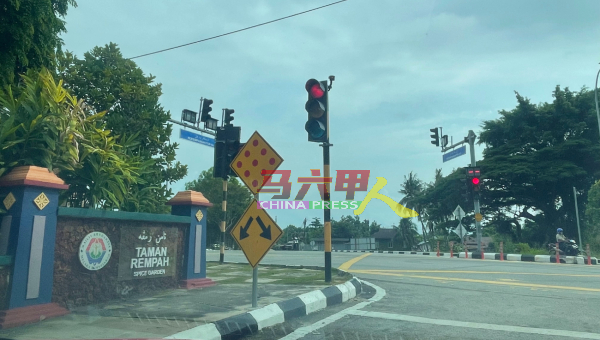 马六甲历史城市政厅为方便游船河乘客离开香料园售票处，2021年杪重新规划路口处红绿灯，未料加剧当地交通堵塞情况。