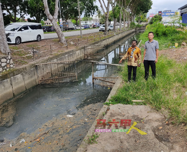 罗舜生（右起）及迪鲁指市议会将辟一条地下沟，将大沟的水引入玛琳河。
