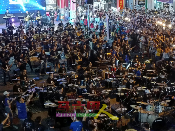 150名乐手在马六甲世遗鸡场街同时演奏Beyond乐队成名歌曲，打破纪录。