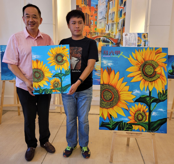 杨鸿财（左）购买林汶仁的其中一幅画作，右为通过DeepAI技术印出的作品。