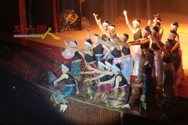 舞蹈社演出傣族泼水节舞蹈，并在台上尽情泼水，气氛融洽。