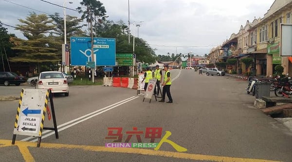 为让路给无车区活动，市议会执法人员及交通小组员会关闭一小段路。