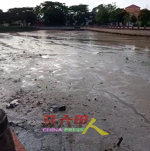 马六甲河缺乏清理，导致河面布满淤泥。
