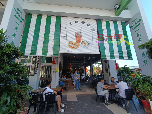 早餐茶店位于班兰玛琳广场，店内设计与装修不逊高档咖啡厅。