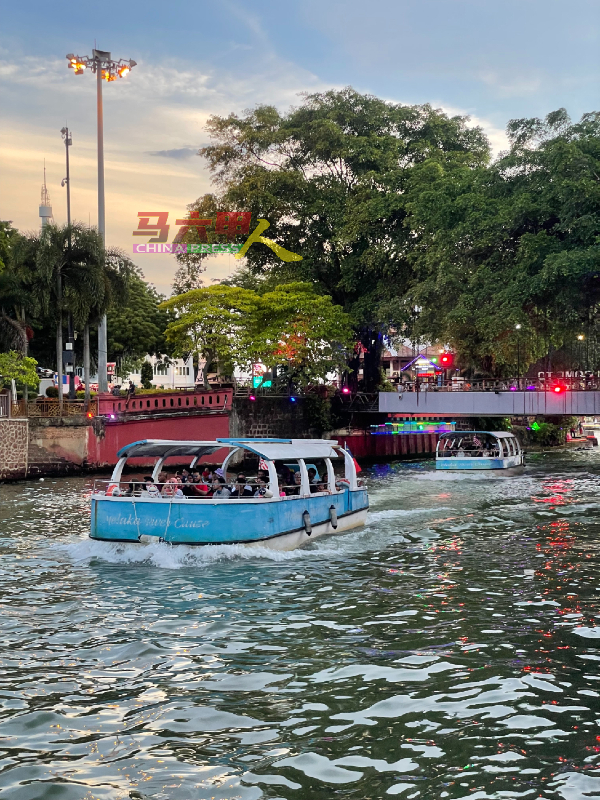 马六甲游船河服务配合榴梿季节将至，推出“游船吃榴梿”超值配套。