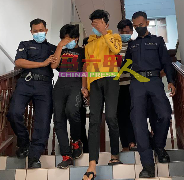 凯鲁阿斯纳威（前排左2起）、莫哈末费达勿斯与另两名未成年被告，否认轮奸17岁少女。