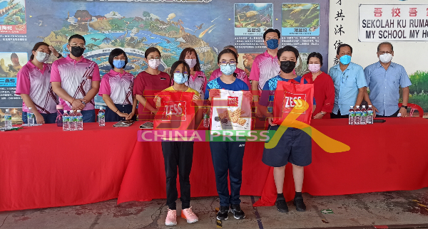 有奖问答游戏得奖同学朱妍潼（前排左起）、陈欣宁、及柯佳乐，获得东方食品工业有限公司产品礼袋。