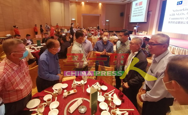 马六甲华团与中国驻马来西亚大使馆唐锐公使欢迎晚宴上，出席者进行交流。