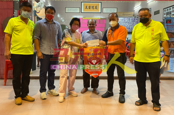 峇章慈善基金关怀组的主任苏楠福（右2）接领2000令吉捐款。