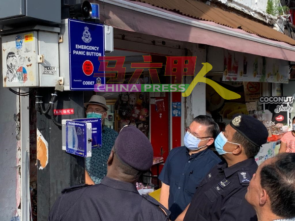 再诺沙马（右2）视察安置在鸡场街的紧急呼叫按钮系统，右3为颜天禄。