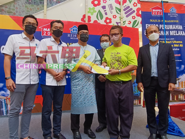 马来西亚房地产发展商公会马六甲分会捐款予马六甲肯纳儿协会，由谢乐园（右2）代表接领支票。左起为吴俊豪、吴俊兑、苏莱曼及魏喜森（右）。