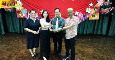 调往文化华文小学  黄智宗泪别玛琳华小