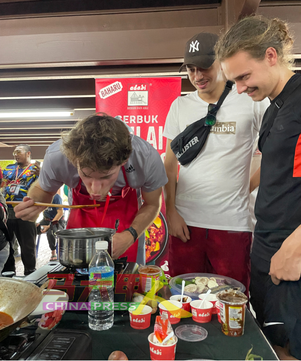 3名来自法国的大马留学生，与本地人一起体验烹煮酸辣汤。