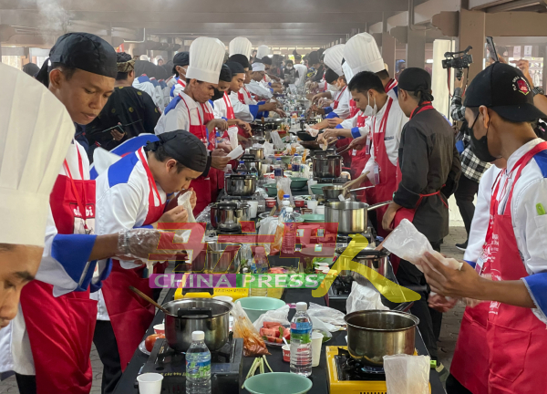 来自州内外250名参赛者汇聚马六甲王朝博物院，响应250人同时烹煮酸辣汤活动。