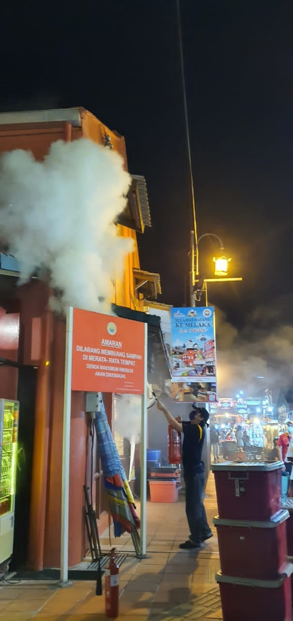 鸡场街一家店面外的电线着火，所幸火势迅速被扑灭。（图取自网络）