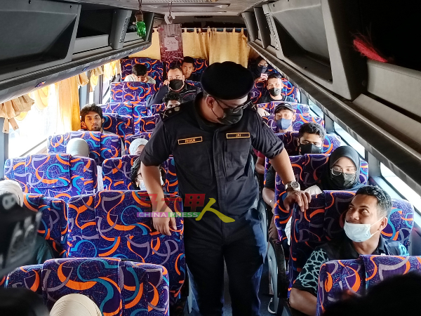 ■莫哈末费达勿斯（站者）向前往霹雳怡保的乘客询问返乡行程。