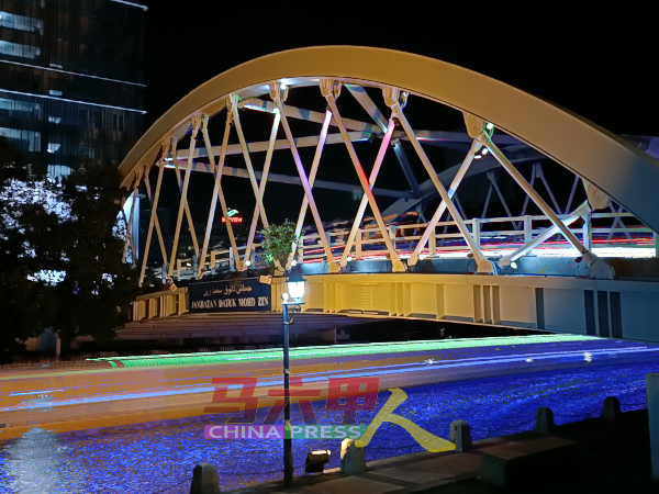 甲河9座桥梁中，以拿督莫哈末晋桥为最新，历史仅有7年，为现代化桥梁。