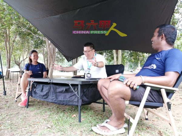 傅玉婷（左起）、邓永森和阿查里就提升爱极乐湖滨休闲公园户外营地发展交流。