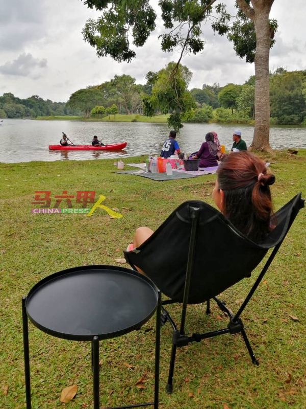 游客免费使用FlyBoard公司提供的户外营地设备，坐在椅子上慢慢观赏美景。