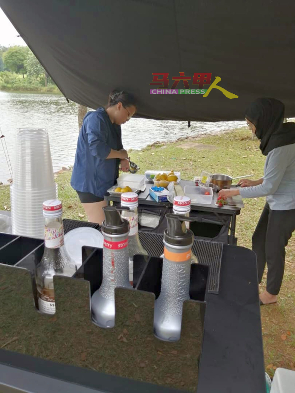 营地提供付费购买饮料服务，游客甚至可以点餐后在划艇上饮用饮料。
