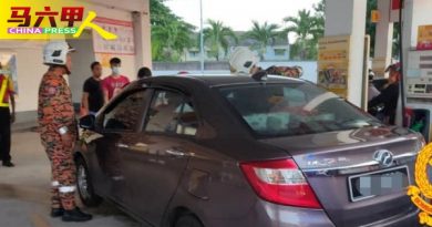 下车添油车反锁 1岁童锁车内吓坏母亲