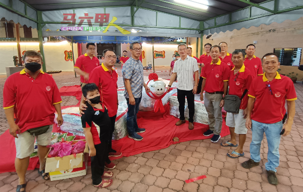 刘志俍（前排左4起）与邱培栋为乞龟摘下红绫，象征一连6天的乞龟法会结束。