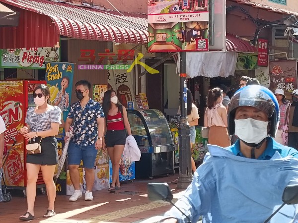 大部分游客及民众在户外都自动自发佩戴口罩。