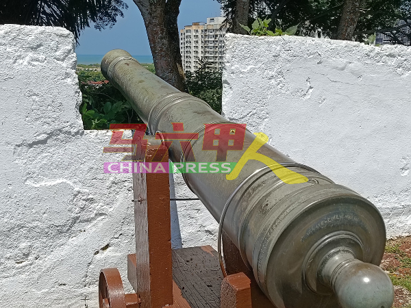 城堡中的大炮是对准马六甲海峡与内陆。