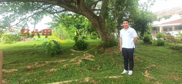 郭子毅接获当地居民投诉后，到南柔美花园的儿童游乐场视察。