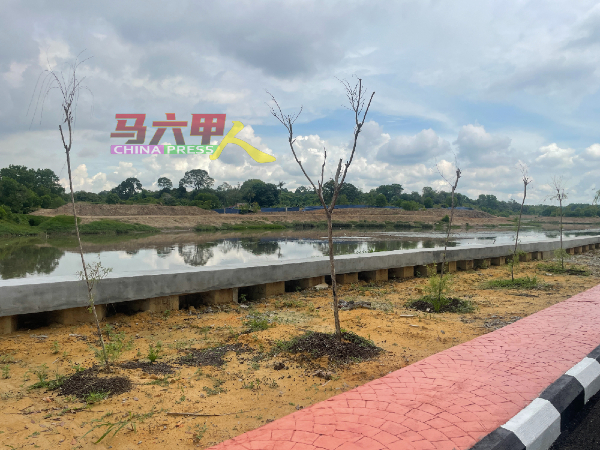当局仅落实郭子毅提出的3项建议，其一为在双溪布达积水区兴建防洪堤。