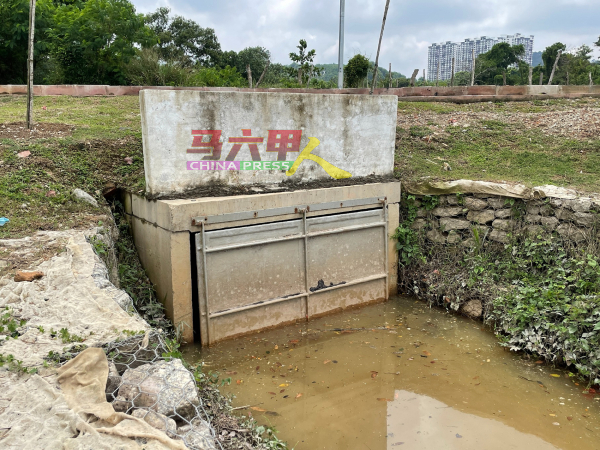双溪布达积水区其中一个排水口翻板闸门损坏，郭子毅致函当局后才换上新闸门。