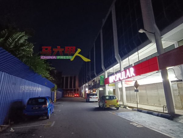 未提升照明灯设备的马六甲广场，夜晚周围昏暗。