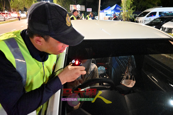 执法人员检查汽车隔热膜，不符合规则的汽车车主遭发通知信。