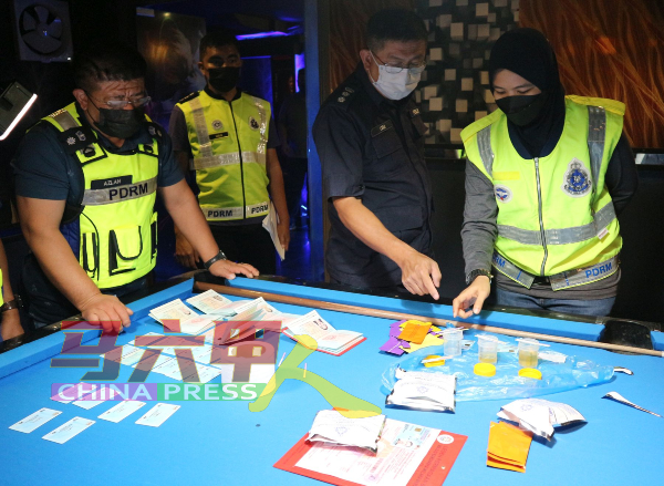 警方突击检查娱乐中心，现场安排进行尿液检测，右2为林明城。