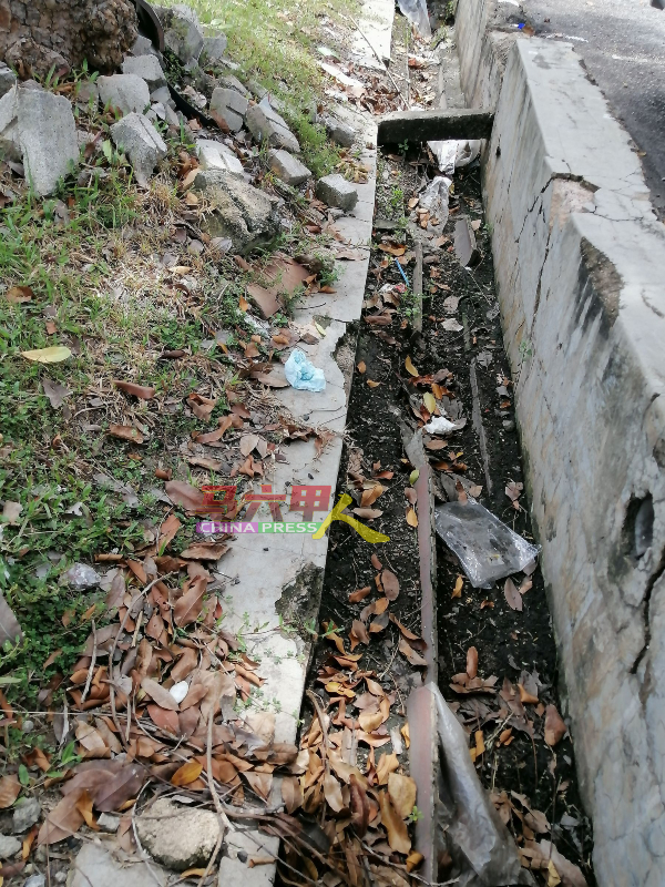沟渠堆满泥土及垃圾，将影响排水的顺畅。