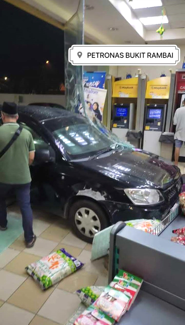 轿车撞入油站便利店，店内的物品被撞落。