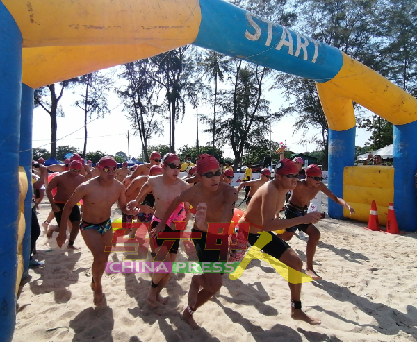 2022年马六甲马拉松游泳，分有7个组别，一共吸引逾300人参与。